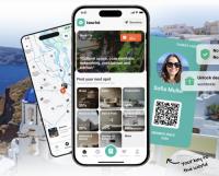 Tourist puts a free tourist discount card on travelers’ phones