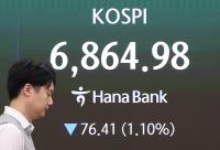 Seoul shares extend losses late Wednesday morning as tech stocks fall