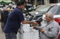 Iraq central bank devalues dinar as war hurts oil exports