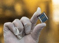 Spanish researchers reduce losses in organic solar cells by restricting emission angle