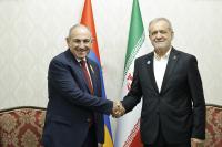 Pashinyan, Pezeshkian discuss Armenia-Iran relations in Turkmenistan