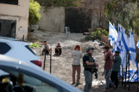 Illegal Israeli settlers attack Palestinian farmers