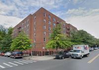 Man dies as fire tears through Staten Island apartment building