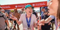 Chelsea Clinton Runs the Chicago Marathon in 3:47:55—with Her Parents Waiting for Her at the Finish