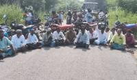 Farmers protest unscheduled power cuts in Medak village