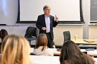 2 US economists win Nobel prize