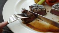 Man orders a $30 filet mignon at Texas Roadhouse. Then he realizes it’s the third time they’ve allegedly swapped his meat: ‘Y’all be careful’