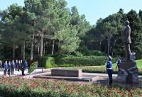 President of Laos visits Alley of Honors in Baku