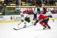 Women’s hockey goes 1-1, men win on opening weekend