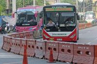 Transport chief orders deployment of buses amid train car shortage