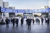 Climbers on EU Parliament tell EU to stop burning gas
