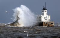 Lake Michigan waves could top 25 feet as gales hit the Great Lakes