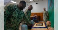 U.S. military personnel celebrate with a cake in Guantanamo: the reason behind the celebration