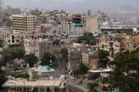 In Yemen’s besieged Taiz, families take shelter as Houthis close in