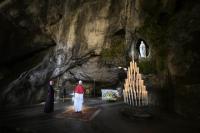 Wrapped in Mary’s Mantle: The Marian Theme Running Through Pope Leo’s Health Crisis