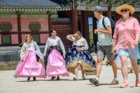 Reviving Korea's traditional dress in heart of Seoul