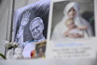 Smiling pope returns to Vatican after cancer surgery