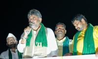 K’taka sugarcane protest: Shivakumar meets farmers, to convene meeting with stakeholders