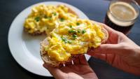 Make scrambled eggs softer with 1 simple seasoning before cooking