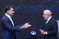 In Tense Debate, Lula Defends Economic Legacy, While Flávio Cites Debt and Corruption