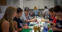 Barcelona 'grandmas' dish out cooking wisdom. And find nourishment themselves