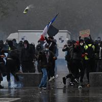 PM calls for curfews in France as gov't grapples with unrest