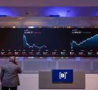 Investors cut election bets as Lula gains ground