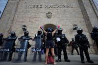 Hundreds Protest in Colombia After Far-Right President Removes Works From National Museum