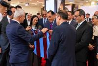 Turkish official gifts Mo Salah Trabzonspor jersey to Egyptian Prime Minister