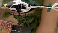 Spain: Guardia Civil rescues family and dogs from rising floodwaters in Oliva