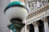 U.S. Blue Chips Rise, Chip Stocks Fall; Brent Touches $112 Intraday