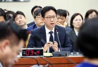 Science minister vows to come up with pan-ministerial measures to regulate smart glasses