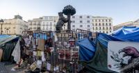 The Sol camp prepares its withdrawal after almost a month of protests for housing: they begin to dismantle tarps and tents.