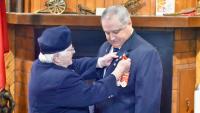 Canadian Air Force veteran Grant Ursaki receives first poppy of annual campaign