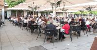 Pickpockets with earpieces: the method detected to coordinate thefts among bar customers