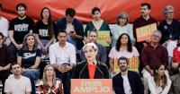 Colau urges to "fill the streets" and "put the body" in front of the politicians with "golden beak"
