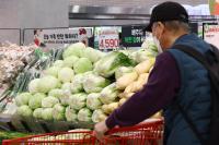 Consumer sentiment drops in Oct. on stock market correction, Mideast tensions