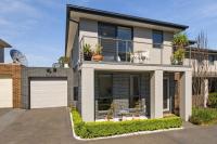Melbourne home fetches $831k under the hammer as auctions defy new reserve laws