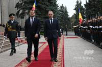 VIDEO // Romanian PM welcomed with honors at Moldova's government