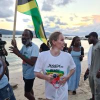 Int’l swimmer lends support to local beach rights campaign