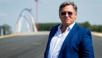 A wealthy businessman made substantial donations to an organization that spread Fidesz propaganda