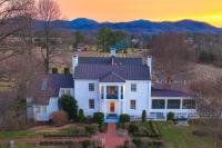 This Virginia Wine Country Escape Has Mountain Views, Cozy Rooms, And A Dinner Worth Traveling For