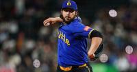 Seattle Mariners exercise Andrés Muñoz's option