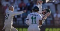 Lyon strikes late to put Australia in the driver's seat