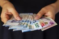 Canada to pay $5,000 bonus to workers who complete trades training ...