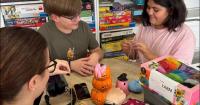 A young Ukrainian is bringing children together in Nitra – through crochet