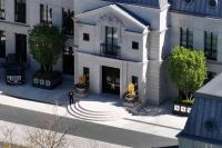 Real estate CEO, his wife and 2 daughters shot after hammer-wielding masked men invade multi-million-dollar home